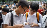 Thí sinh dự thi vào lớp 10 trường THPT chuyên Khoa học Tự nhiên năm 2020. Ảnh Thương Thương