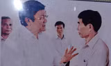 Chủ tịch nước Trương Tấn Sang trò chuyện với ông Nguyễn Quốc Chinh trong chuyến thăm đảo Lý Sơn tháng 4/2013. ảnh: TL