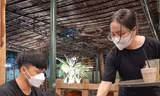 Nguyễn Thị Mỹ Duyên phục vụ quán cà phê lấy tiền trang trải cuộc sống