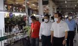 Bí thư Thành ủy Nguyễn Văn Nên kiểm tra công tác phòng chống dịch tại Công ty TNHH PouYuen Việt Nam chiều 9/11. Ảnh: LH 