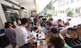 Thiếu trường lớp, phụ huynh xếp hàng xuyên đêm nộp hồ sơ cho con trở thành vấn đề “nóng” được dư luận quan tâm ảnh: Trọng Tài