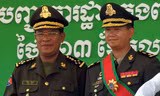 Thủ tướng Campuchia Hun Sen và con trai Hun Manet tại một căn cứ quân sự ở Phnom Penh năm 2009Nguồn: SCMP