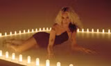 Miley Cyrus ra mắt "River": Lời bài hát buồn nẫu ruột trên điệu nhạc sôi động