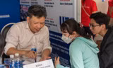 Thí sinh và phụ huynh tìm hiểu ngành học tại một ngày hội tuyển sinh