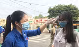  Thi sinh được đo thân nhiệt trước khi vào điểm thi