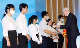 Gần 8 tỉ đồng tiền học bổng được trao đến học sinh, sinh viên 