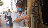 Người Sài Gòn tất bật làm chổi đót bán Tết