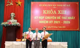 Phó Bí thư Thường trực Tỉnh ủy, Trưởng Đoàn Đại biểu Quốc Hội tỉnh TT-Huế Phan Ngọc Thọ tặng hoa chúc mừng Phó Chủ tịch UBND tỉnh TT-Huế Hoàng Hải Minh và Chủ tịch UBND thành phố Huế Võ Lê Nhật (bìa phải). Ảnh: Huecity