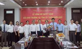 Ông Võ Lê Nhật, Giám đốc Trung tâm Bảo tồn Di tích Cố đô Huế (thứ 7 từ phải sang), được điều động giữ chức vụ Phó Bí thư Thành ủy Huế, nhiệm kỳ 2020 - 2025