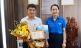 Trao huy hiệu 'Tuổi trẻ dũng cảm' tặng thanh niên cứu cô gái đuối nước