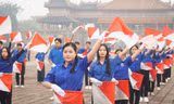 Thanh niên đồng diễn Semaphore chào mừng kỷ niệm Huế giải phóng, tri ân thế hệ đi trước