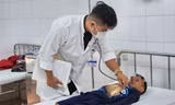 Bốn trẻ em bỏng nặng sau khi đốt pháo mua qua mạng