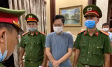 Đọc lệnh bắt tạm giam đối với Tống Phước Hoàng Hưng (mặc áo phông, thứ hai từ phải sang)