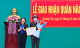 Tặng bằng khen tân binh trả lại ví tiền cho người đánh rơi