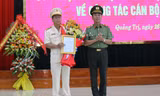 Thứ trưởng Bộ Công an Trần Quốc Tỏ (phải) trao quyết định cho tân Giám đốc Công an tỉnh Quảng Trị Nguyễn Văn Thanh. Ảnh: Thành Nam.