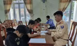 Nhóm trẻ 9-14 tuổi nô đùa ném đá lên tàu khách Bắc-Nam 
