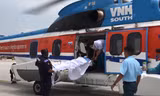 Trực thăng đưa 2 ngư dân gặp nạn ở vùng biển Trường Sa về đất liền cấp cứu