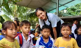Đưa phở nóng lên tận trường cho trẻ em Raglai
