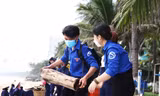 Bãi biển Nha Trang tràn ngập rác thải sau mưa lũ