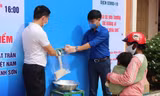 Tỉnh đoàn Khánh Hoà phối hợp với Tập đoàn Phúc Sơn tặng gạo cho người nghèo