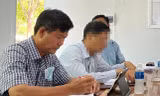 Ông Diệp Minh Xuân (trái) trong một cuộc làm việc với PV báo Tiền Phong.
