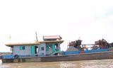 Cát tặc lộng hành trên sông Hồng. Ảnh: MINH ĐỨC