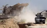Binh sỹ Iraq và lực lượng dân phòng người Shiite trong chiến dịch quân sự chống IS tại Baiji. (Nguồn: AFP/TTXVN)