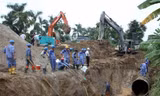 Hiện trường sự cố vỡ đường ống nước hồi tháng 8. (Ảnh: Tuấn Anh/TTXVN)