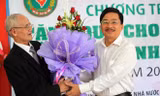 Chủ tịch Hội Cựu TNXP Cao Bằng tặng hoa Phó TBT Báo Tiền Phong Vũ Tiến cám ơn sự quan tâm của báo và các nhà tài trợ tới các cựu TNXP .
