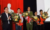 Nhà báo Lê Xuân Sơn, Tổng Biên tập báo Tiền Phong, Giám đốc Qũy Hỗ trợ tài năng trẻ Việt Nam (ngoài cùng, bên trái) tặng hoa cho các đề cử Gương mặt trẻ tiêu biểu 2013 tại buổi giao lưu giữa các đề cử và bạn đọc báo Tiền Phong. Ảnh: Như Ý