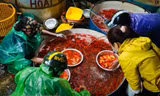 Chợ cá ở Hà Nội trắng đêm chuẩn bị cho lễ ông Công, ông Táo