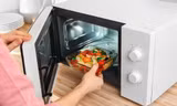 Hâm nóng thực phẩm bằng lò vi sóng nhớ kỹ những điều này kẻo biến món ngon thành 'thuốc độc'