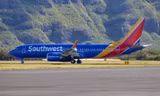 Phi công Southwest Airlines đeo mặt nạ dưỡng khí hạ cánh khẩn cấp