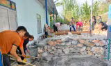 Giáo viên, phụ huynh cùng tham gia xây dựng nhà tắm cho các em