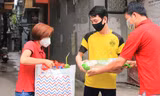 Sinh viên Đại học Bách khoa nhận những hỗ trợ nhu yếu phẩm. 