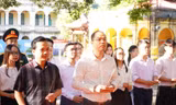 Thủ khoa xuất sắc dâng hương báo công tại Hoàng thành Thăng Long