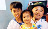 Bí thư thứ nhất T.Ư Đoàn, Chủ tịch T.Ư Hội HLTN Việt Nam Nguyễn Anh Tuấn với thiếu nhi huyện đảo Trường Sa.