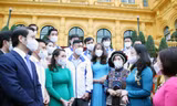 Phó Chủ tịch nước Võ Thị Ánh Xuân (hàng đầu, thứ 3 từ trái sang trong ảnh) trò chuyện với các thầy, cô giáo tham gia chương trình “Chia sẻ cùng thầy cô” năm 2021. Ảnh: LÂM ĐĂNG HẢI