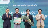Phó Giám đốc ĐHQG Hà Nội Phạm Bảo Sơn và ông Phạm Hồng Quất, Cục trưởng Cục Phát triển thị trường và doanh nghiệp khoa học và công nghệ (Bộ Khoa học và Công nghệ), trao giải nhất cho đội SALEWORKS đến từ trường ĐH Kinh tế với Dự án Nền tảng quản lý bán hàng sàn thương mại điện tử Salework.