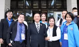Phó Chủ tịch Quốc hội Nguyễn Khắc Định gặp mặt các đại biểu tham dự chương trình "Toả sáng nghị lực Việt", năm 2021. Ảnh: LÂM ĐĂNG HẢI