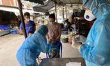 Xét nghiệm COVID-19 tại chợ đầu mối (ảnh: HCDC)