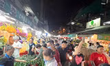 Chợ hoa lớn nhất TPHCM đông nghịt rạng sáng 28 Tết