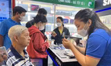Ngày đầu khóa 1 chiều thuê bao, điểm giao dịch của nhà mạng đông nghịt khách