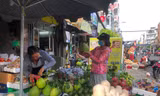 Hoa trái trước lễ Vu Lan đắt như tôm tươi, không đủ hàng để bán