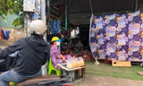 Chợ tự phát tại TPHCM lại nhộn nhịp: Khách kéo màn mua thịt, luồn dây chọn rau