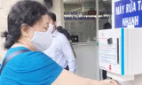 Bệnh nhân rửa tay trước khi vào khám