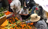Nhộn nhịp phiên chợ ngày cuối năm ở TPHCM