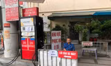 Nhiều cây xăng ở khu vực quận Hai Bà Trưng (Hà Nội) treo biển hết xăng cuối tuần qua. Ảnh: Nguyễn Bằng