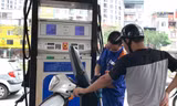 Bộ Công Thương cho biết, sẽ kiểm tra và xử lý những thương nhân phân phối tự ý áp giá vùng 2 với xăng dầu sai quy định. Ảnh minh hoạ: Như Ý