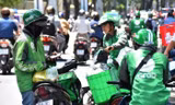 Grab đã phải dừng việc thu phụ phí “thời tiết nắng nóng gay gắt” trước sự phản ứng dữ dội từ dư luận, khách hàng cũng như của chính các tài xế